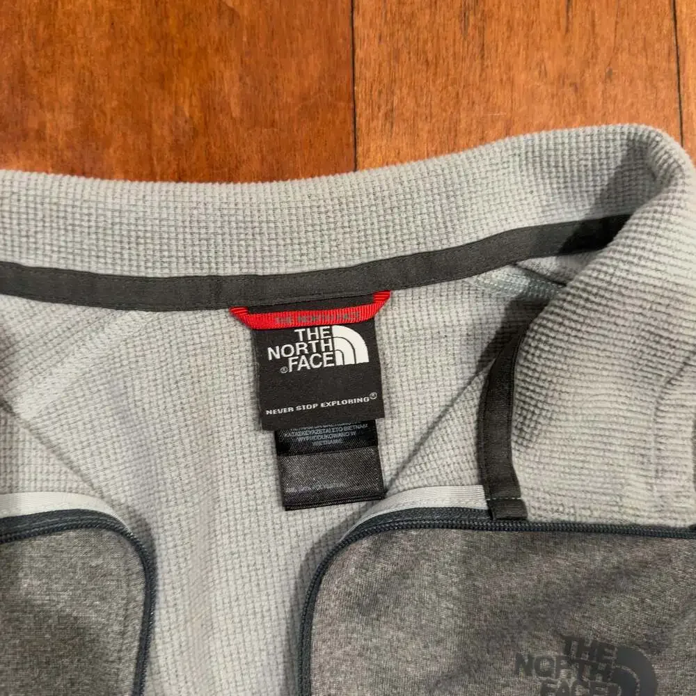 The North Face Men's Gray FlashDry Quarter Zip Long Sleeve Pullover Jacket Large